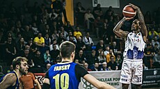 Randy Culpepper (vpravo) z Brna st�ílí na ko� Opavy.