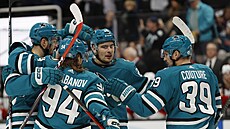 Tomá Hertl, Alexander Barabanov, Timo Meier a r Logan Couture slaví gól San...