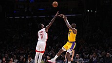 LeBron James (6) z Los Angeles Lakers stílí na ko Houston Rockets, blokuje ho...