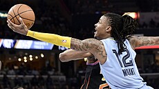 Ja Morant (12) z Memphis Grizzlies zakon�uje na ko� Phoenix Suns.