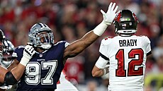 Osa Odighizuwa (97) z Dallas Cowboys dotírá na Toma Bradyho z Tampa Bay...