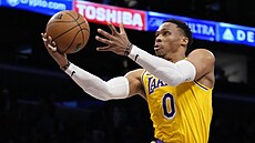 Russell Westbrook (0) z Los Angeles Lakers útoí na ko Sacramento Kings.