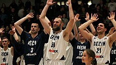 Díntí basketbalisté se radují, s íslem 55 Igor Josipovi.