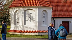 Piktogramy znázor�ují Nejsv�t�j�í Trojici, svatou Al�b�tu, patronku chudých, a...