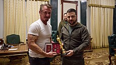 Americký herec Sean Penn pi návtv Kyjeva vnoval ukrajinskému prezidentovi...