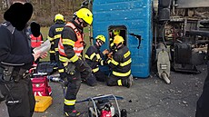 Nehoda nákladního auta nedaleko Dob�an na Plze�sku. Zaklín�ného �idi�e museli...