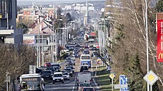 Nepomucká výpadovka z Plzn� s kostelem sv. Bartolom�je v pozadí. (17. 1. 2023)