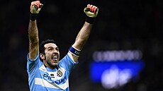 Legendární branká Gianluigi Buffon se v dresu Parmy raduje z gólu svých...