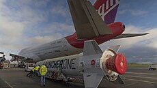Instalace rakety LauncherOne pod kídlo upraveného letounu Boeing 747...