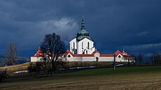 Kostel stojí na Moravě na Zelené hoře v katastrálním území Zámek Žďár nedaleko...