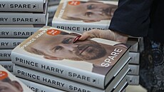 Princ Harry na obálce knihy Náhradník (Londýn, 10. ledna 2023)