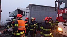 Nehoda náklaák zastavila provoz na D1 na 195,5. kilometru smrem na Vykov....
