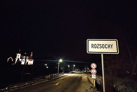 Rozpolcená obec Rozsochy v okrese ár nad Sázavou, ije zde necelých sedm...