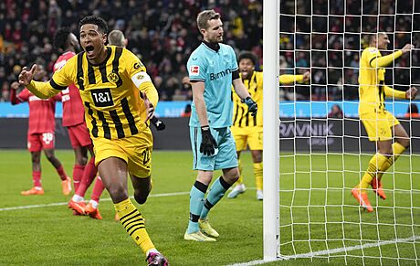 Dortmundský záloník Jude Bellingham se raduje z gólu, který vstelil brankái...