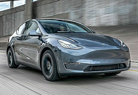 Tesla Model Y, nejprodávanjí elektromobil v Evrop v roce 2022, zaíná v R...