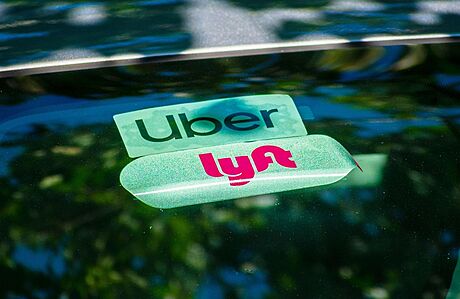 Logo spoleností Lyft a Uber na samolepce elního skla jednoho z vozidel (19....