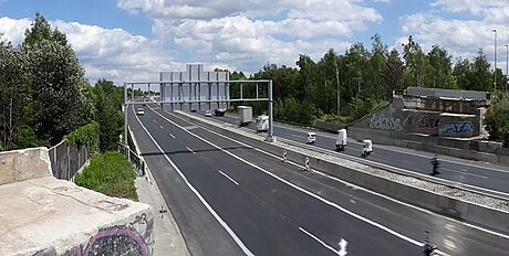 Pohled na dálnici D11 a zbytky mostu v Horních Poernicích