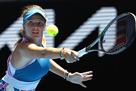 Linda Fruhvirtová zahrává bekhend v osmifinále Australian Open.