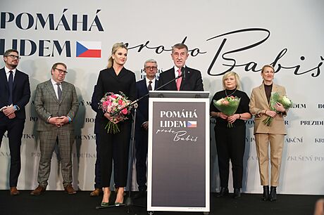 Andrej Babi se svou manelkou Monikou a kolegy z hnutí ANO pi tiskové...