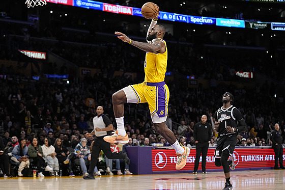 LeBron James z LA Lakers letí ke koi LA Clippers.