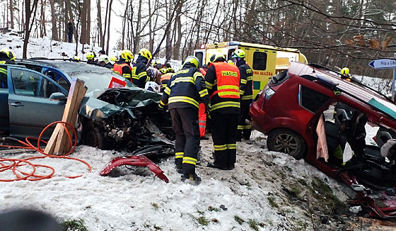 Na silnici I/37 u obce Lukavice se srazila čtyři auta. (28. ledna 2023)