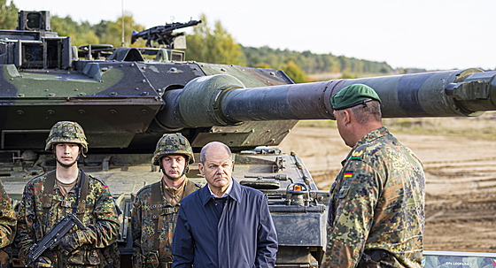 Kanclé Olaf Scholz s nmeckými vojáky a tankem Leopard 2 za zády pi cviení...