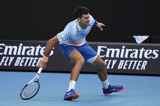 Srbský tenista Novak Djokovi hraje na Australian Open s obvázaným stehnem i bolestivou grimasou.