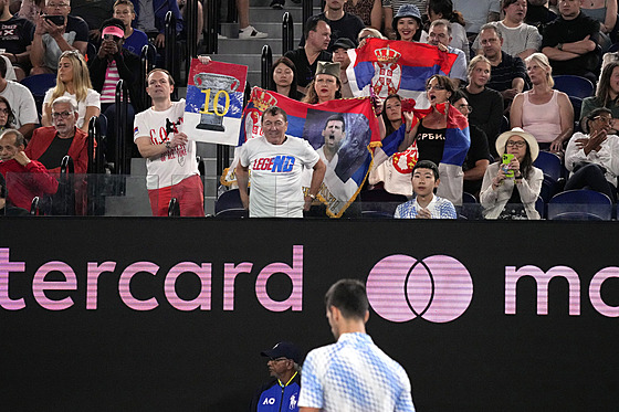 Fanouci srbského tenisty Novaka Djokovie bhem tvrtfinále Australian Open.