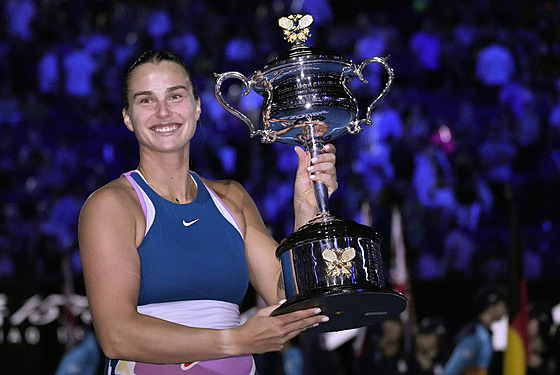 Aryna Sabalenková s trofejí pro vítzku Australian Open.