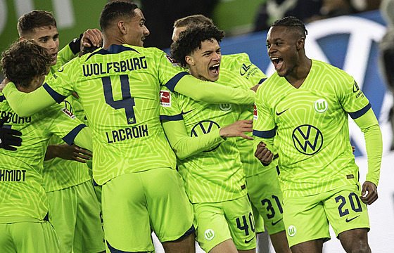 Fotbalisté Wolfsburgu se radují z gólu, který vstelil Ridle Baku (vpravo).