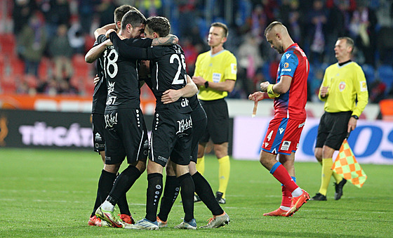 Fotbalisté Hradce Králové se radují z gólu v utkání proti Plzni.