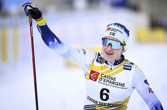 Ebba Anderssonová se raduje z vítzství v závod na 20 km s hromadným startem v...