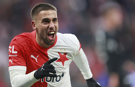 Ond�ej Lingr ze Slavie se raduje ze svého gólu.