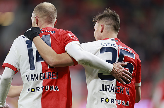Slávisté Mick van Buren a Matěj Jurásek slaví vstřelený gól.