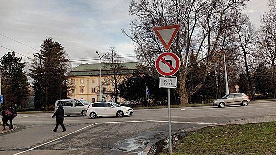 Dopravní znaka pi výjezdu z ulice Vavrekova zakazuje ve vední dny od 6 do...