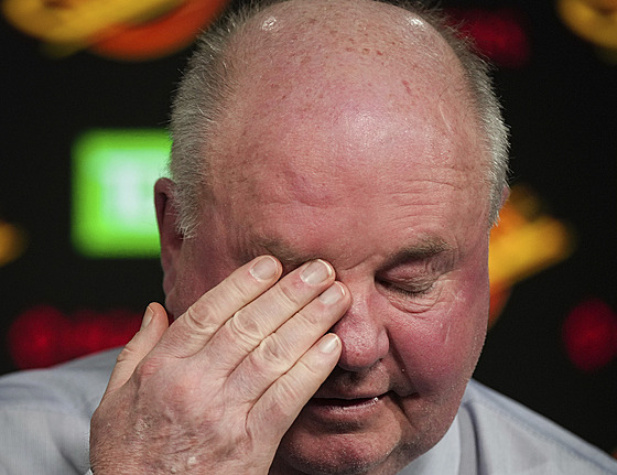 Odvolaný kou hokejového Vancouveru Bruce Boudreau si stírá slzy z oí bhem...