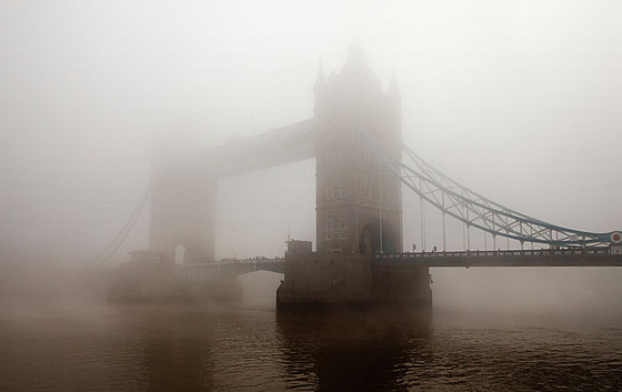 Tower Bridge se vynořuje skrz londýnský smog v den rekordního znečištění...