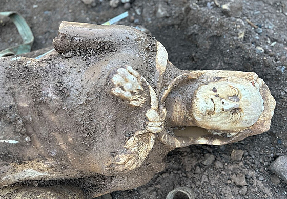 Tělo Herkulovy sochy v životní velikosti, kterou archeologové nalezli při...