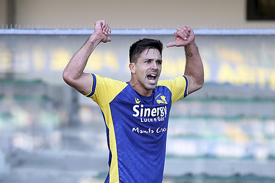 Giovanni Simeone z Verony slaví gól proti Laziu.