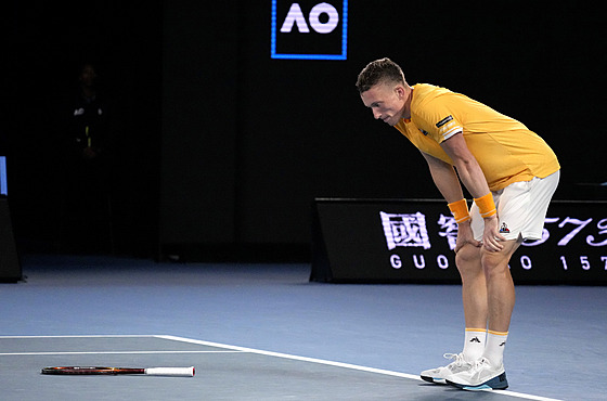 Jií Leheka zklaman hledí ped sebe bhem tvrtfinále Australian Open.