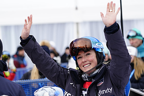Američanka Mikaela Shiffrinová mává fanouškům po vítězství ve slalomu ve...