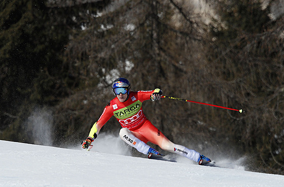výcarský lya Marco Odermatt jede superobí slalom v Cortin d'Ampezzo.