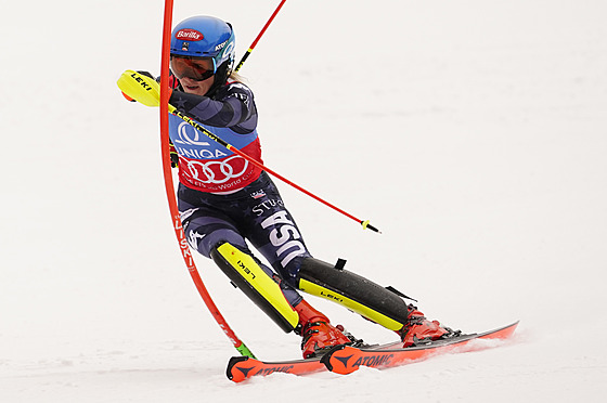Amerianka Mikaela Shiffrinová jede slalom ve pindlerov Mlýn.
