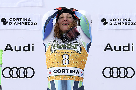 Ilka tuhecová oslavuje triumf v Cortin dAmpezzo.