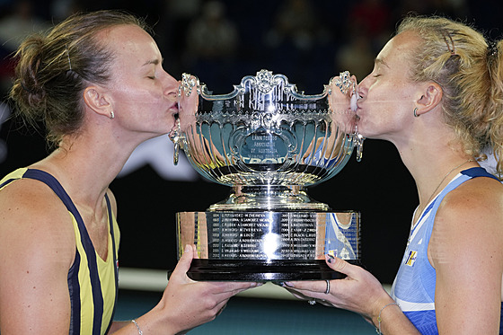 Barbora Krejíková a Kateina Siniaková s trofejí pro vítzky Australian Open.