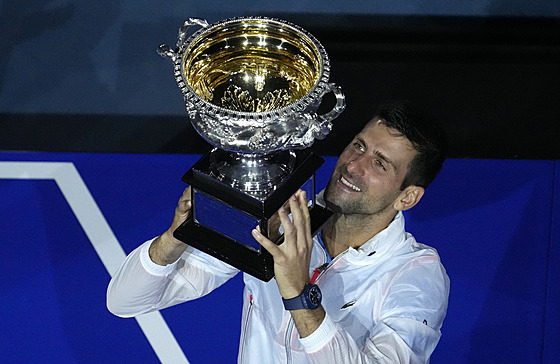 Novak Djokovi s trofejí pro vítze Australian Open, svou desátou.