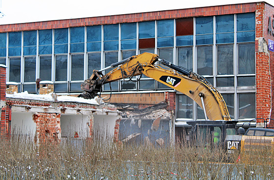 Demolice zchátralého aského nádraí.