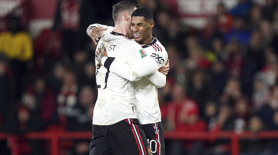 Marcus Rashford (vpravo) a Wout Weghorst z Manchesteru United se radují z gólu...