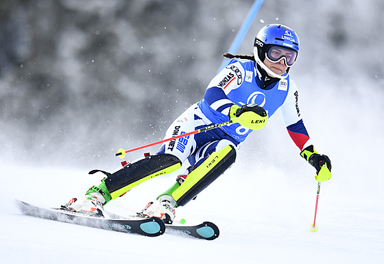 Martina Dubovská bhem druhého kola nedlního slalomu ve pindlerov Mlýn.