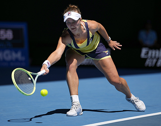 Barbora Krejíková kontroluje míek ve tetím kole Australian Open.